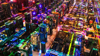Photo d'ordinateurs assemblés en forme de ville.