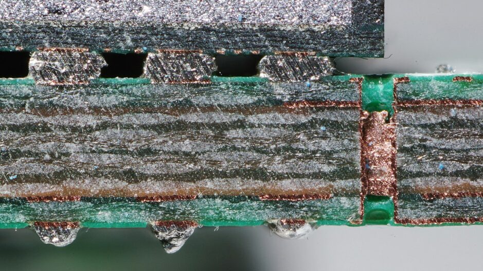 Sur cette coupe d'un circuit imprimé on distingue 4 couches de cuivre.