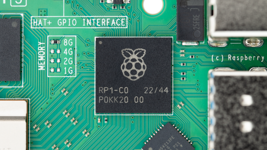 Gros plan sur la nouvelle puce I/O RP1 du Raspberry Pi 5